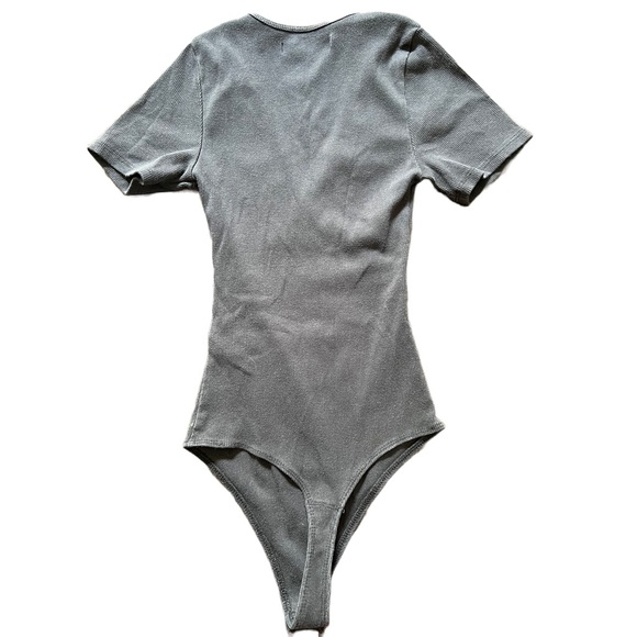 ABERCROMBIE AND FITCH BLACK V NECK RIBBED SHORT SLEEVE BODYSUIT SIZE XS - Picture 2 of 4